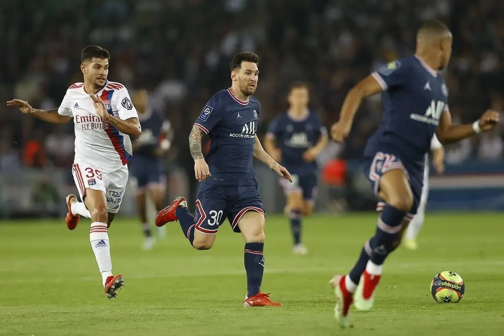 里昂能否逆袭巴黎圣日耳曼？法国杯热门对决，谁屹立最终?