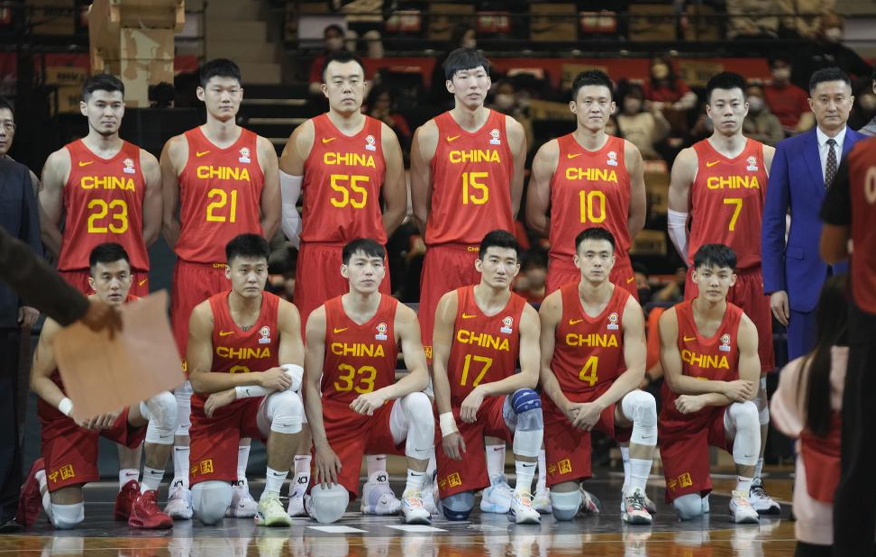 男篮世预赛：中国79-63轻取日本，为国足“成功复仇”