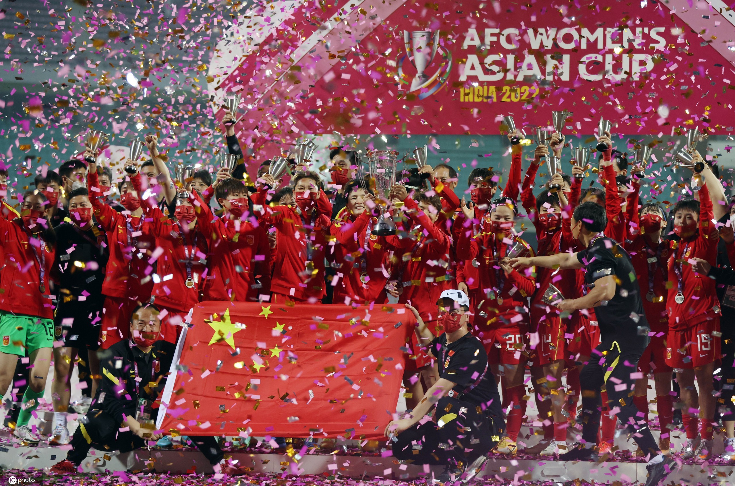 中国女足夺冠，男足奖金该给女足吗?