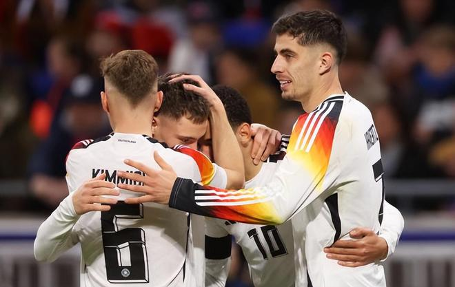 乌克兰与德国友谊赛惊险战平，尔出诺伊尔出击失误差点送礼！点送