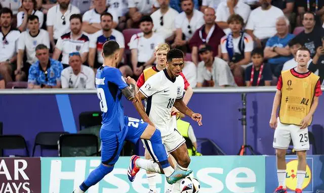 英格兰0-0斯洛文尼亚战后，英格兰球迷愤愤不满向场内投掷杂物