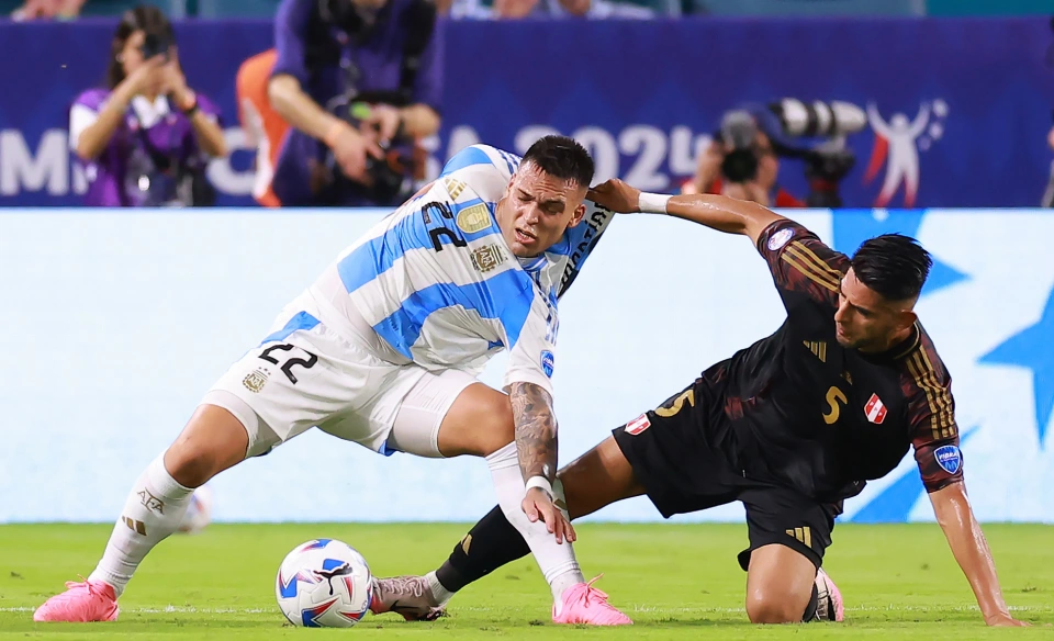 阿根廷凭借劳塔罗的梅开二度2-0击败了秘鲁，晋级淘汰赛！