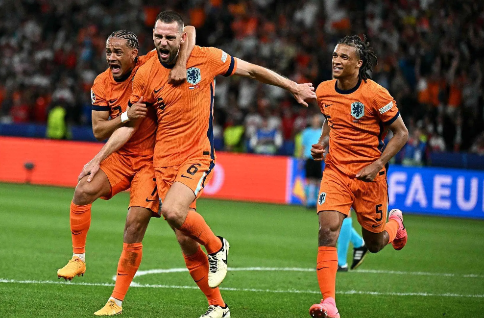 荷兰逆转土耳其晋级半决赛，荷兰时隔20年再进欧洲杯四强