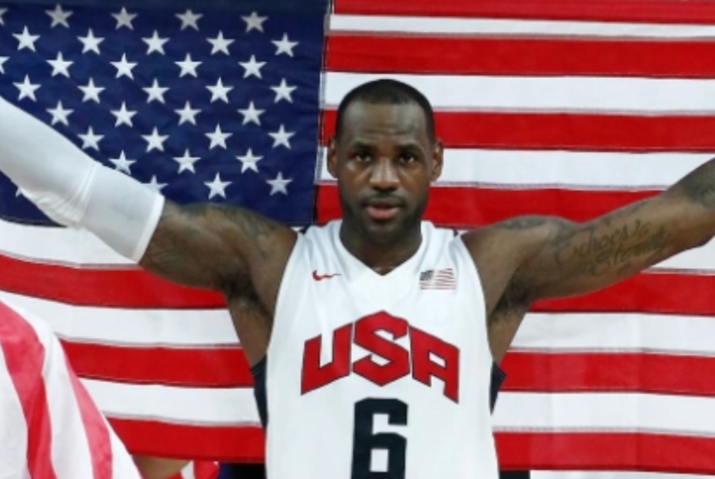 勒布朗·詹姆斯成为美国首位在奥运举着国旗男篮运动员